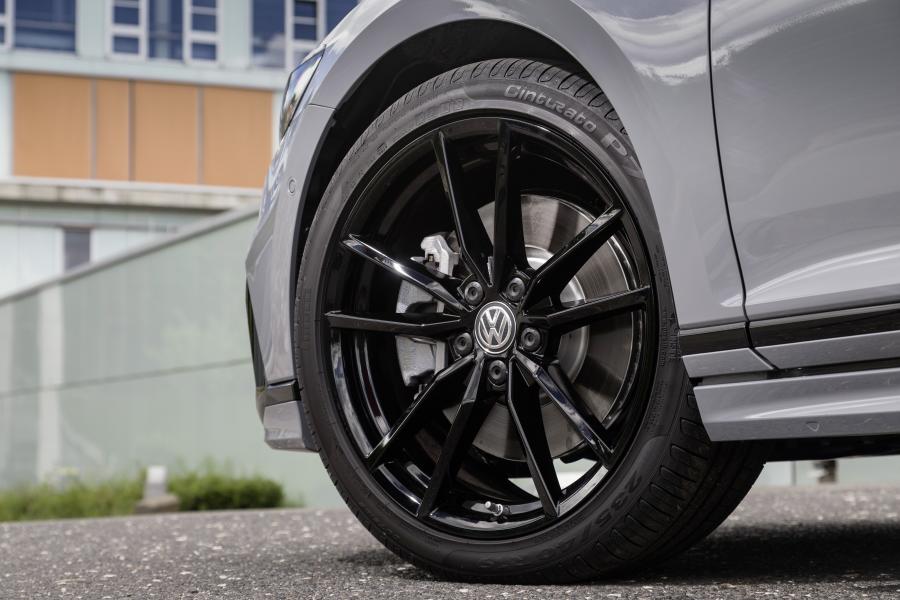 Колеса Volkswagen Passat Variant R-Line Edition (B8) 2019 года  (фото 23 из 31)
